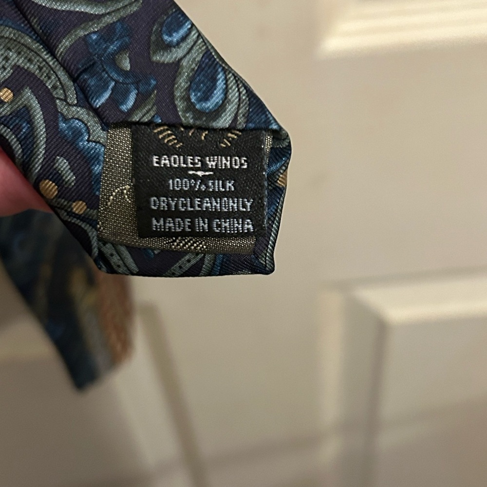 Eagles Wings Three Wise Men Paisley Patterned Tie in Blue and Red - Picture 5 of 6